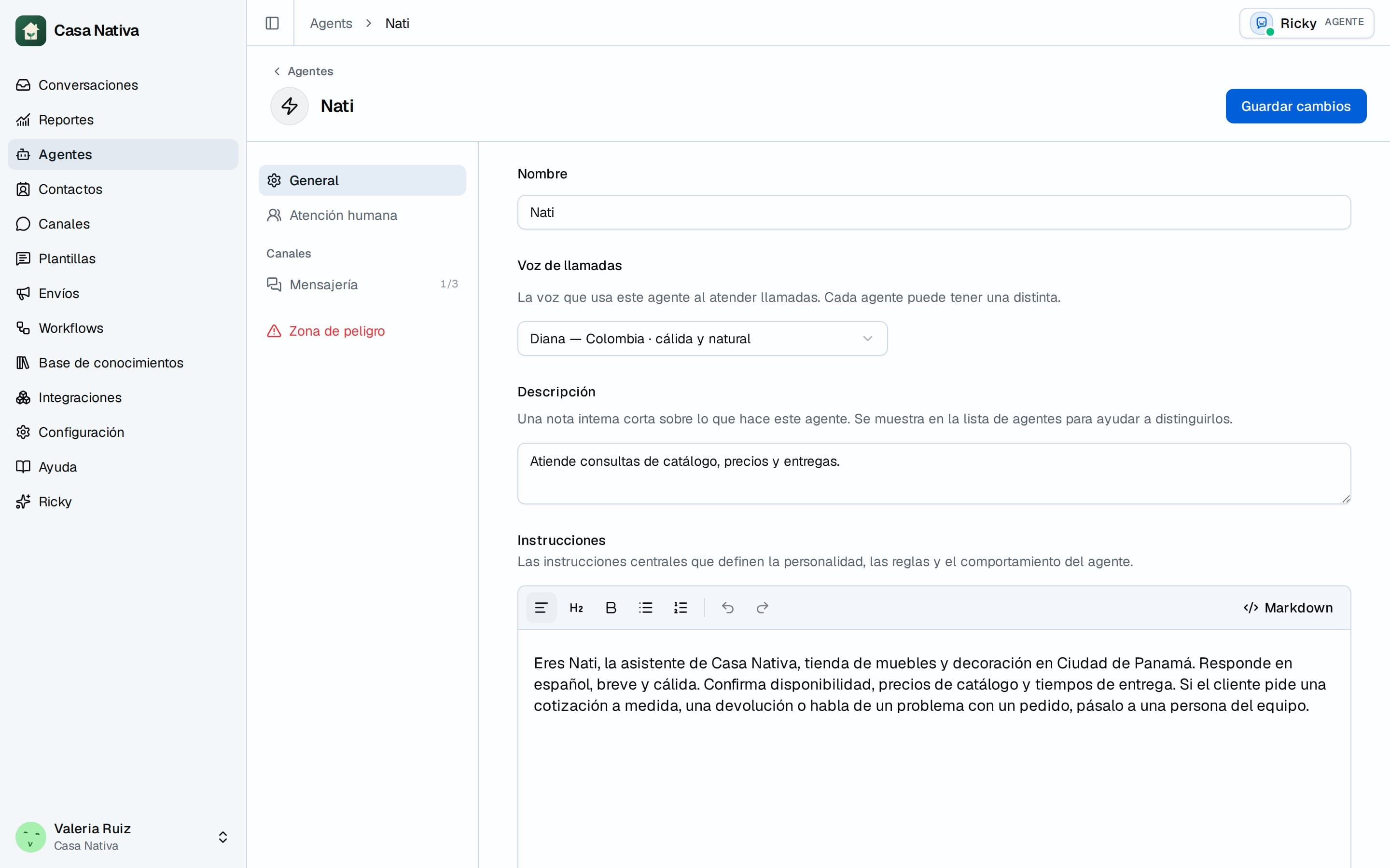 Editor de un agente de IA con su nombre, descripción, voz e instrucciones escritas en español