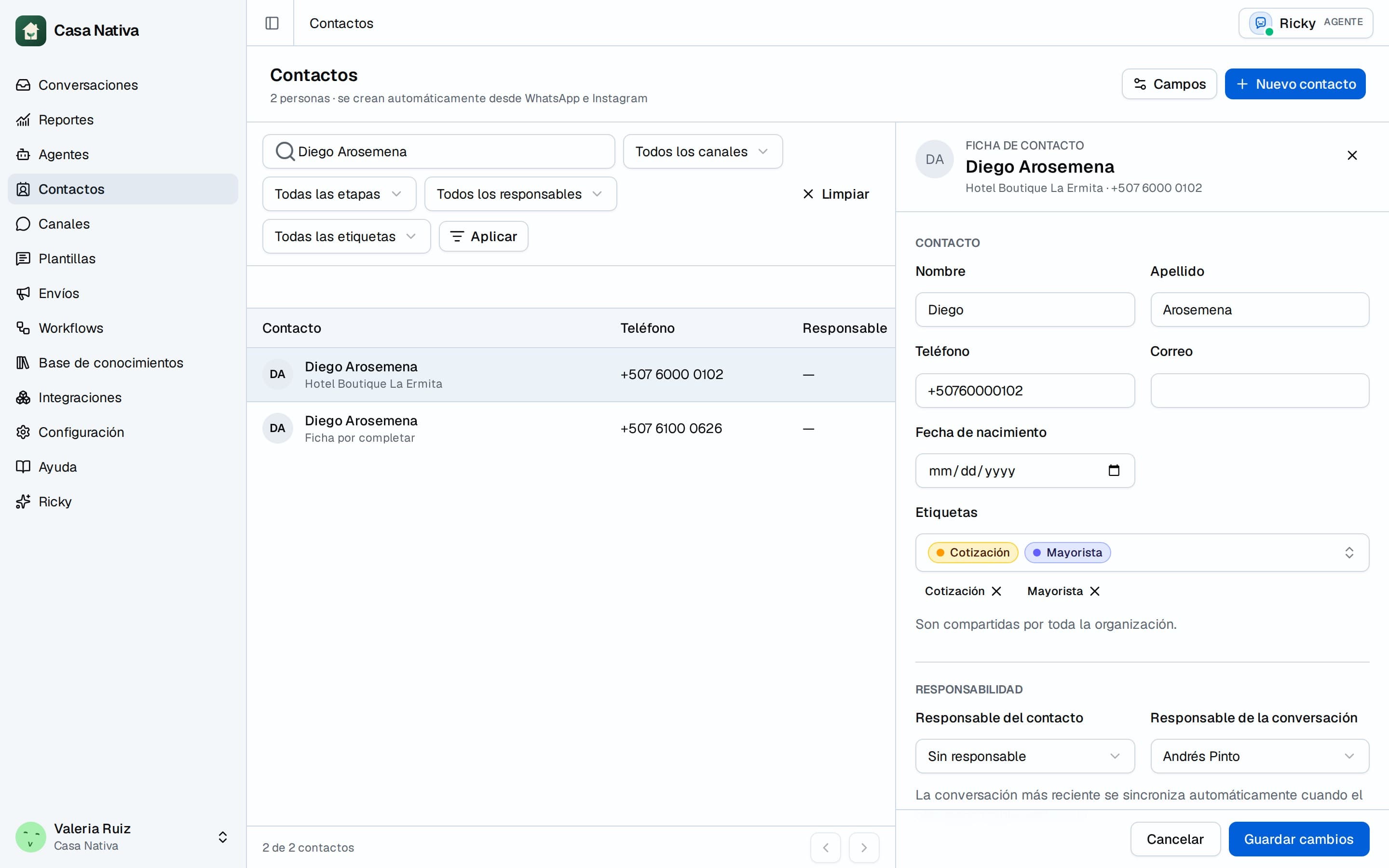 Ficha de un contacto con su empresa, etiquetas, responsable y la conversación más reciente