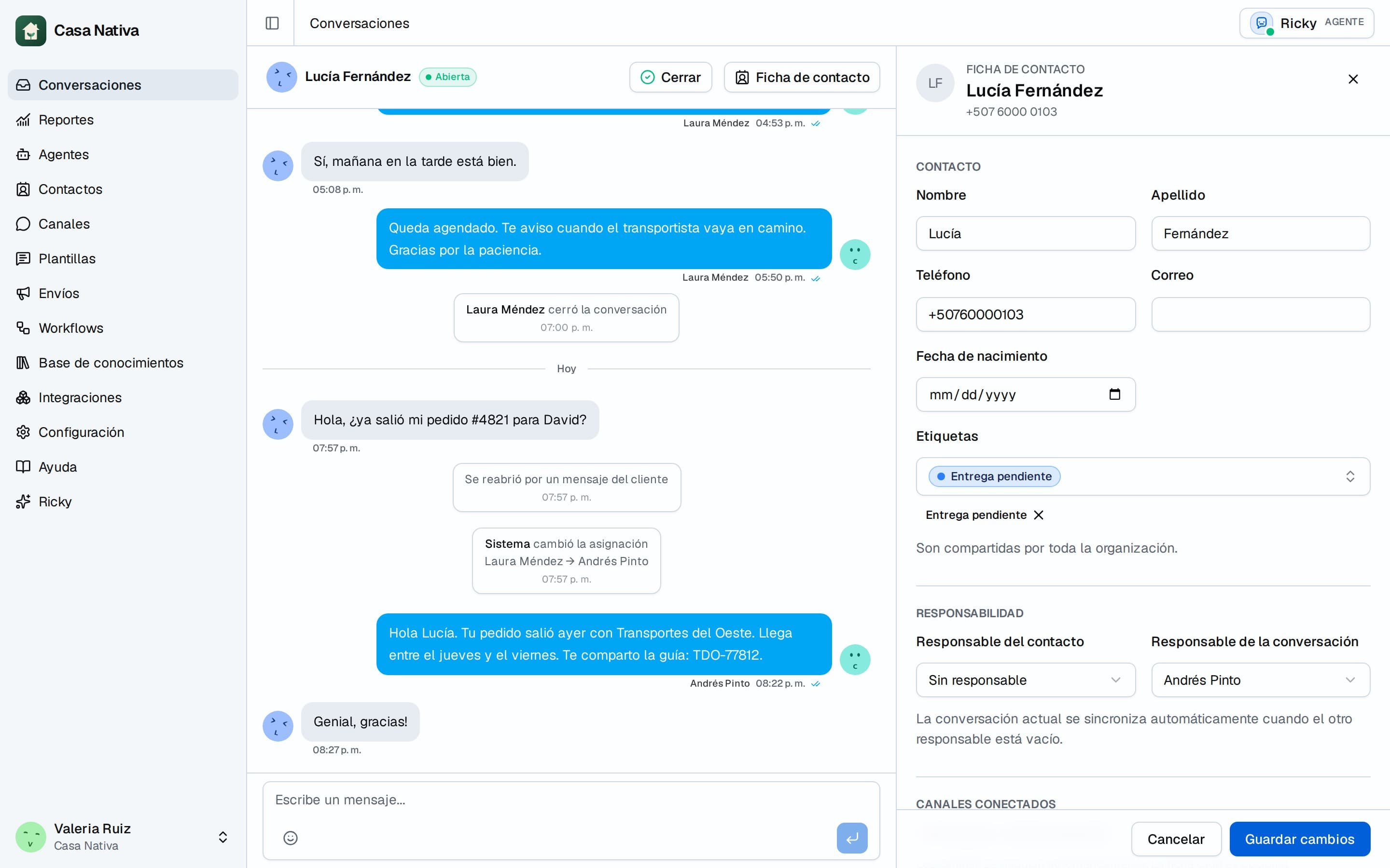 Conversación de Messenger con la ficha del contacto abierta al lado, con su responsable y etiquetas